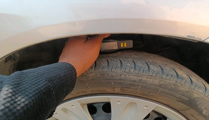 2015 Honda Brio S MT, Petrol, Manual, 1,23,253 km, tyre