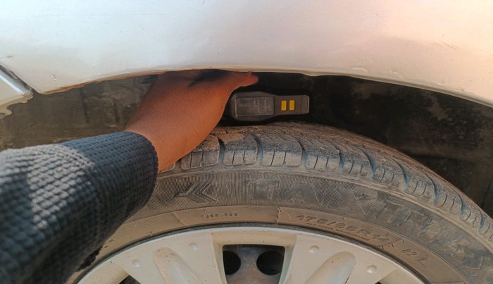 2015 Honda Brio S MT, Petrol, Manual, 1,23,253 km, tyre