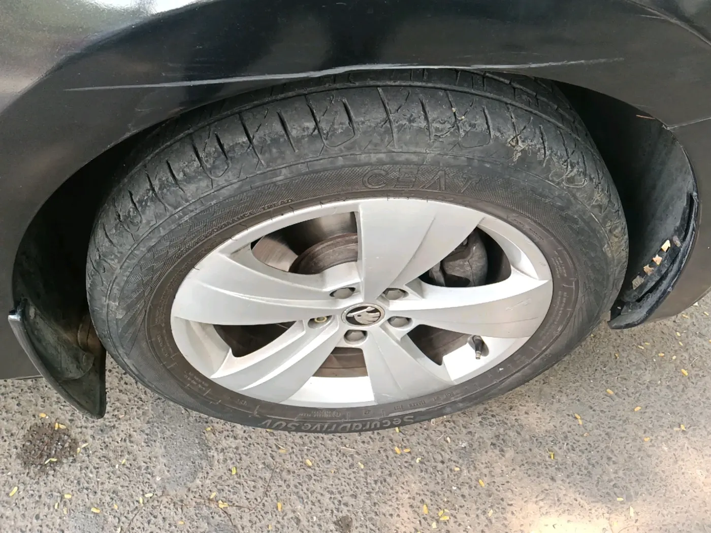 2016 Skoda Superb STYLE 1.8 TSI AT, Petrol, Automatic, 1,13,924 km, tyre