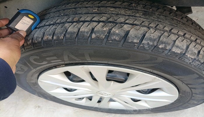 2014 Toyota Innova 2.5 GX 7 STR, Diesel, Manual, 96,442 km, tyre