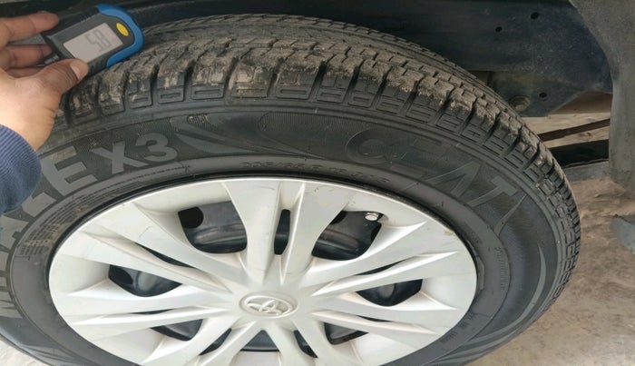 2014 Toyota Innova 2.5 GX 7 STR, Diesel, Manual, 96,442 km, tyre