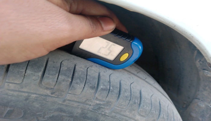 2013 Hyundai i10 MAGNA 1.2, Petrol, Manual, 1,08,974 km, tyre