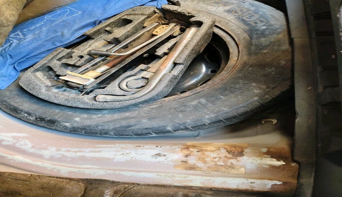 2014 Volkswagen Polo HIGHLINE1.5L, Diesel, Manual, 1,07,590 km, tyre