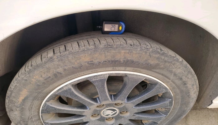 2015 Skoda Rapid 1.5 TDI CR ELEGANCE, Diesel, Manual, 2,05,029 km, tyre