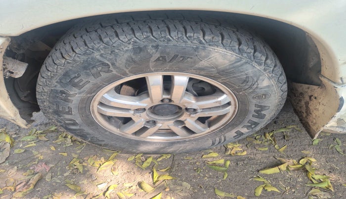 2011 Mahindra Scorpio VLX 2WD AIRBAG, Diesel, Manual, 1,21,651 km, tyre