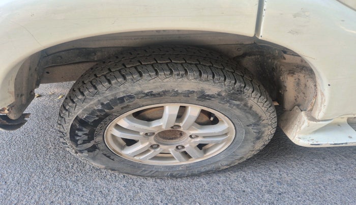 2011 Mahindra Scorpio VLX 2WD AIRBAG, Diesel, Manual, 1,21,651 km, tyre