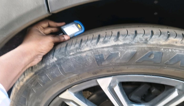 2022 Mahindra XUV700 AX 7 LUXURY D AWD AT 7 STR, Diesel, Automatic, 1,00,949 km, tyre