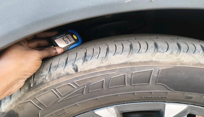 2022 Mahindra XUV700 AX 7 LUXURY D AWD AT 7 STR, Diesel, Automatic, 1,00,949 km, tyre