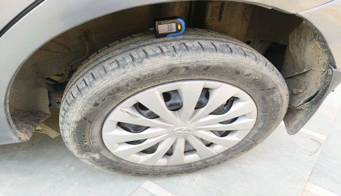 2017 Toyota Etios Liva V, Petrol, Manual, 65,215 km, tyre