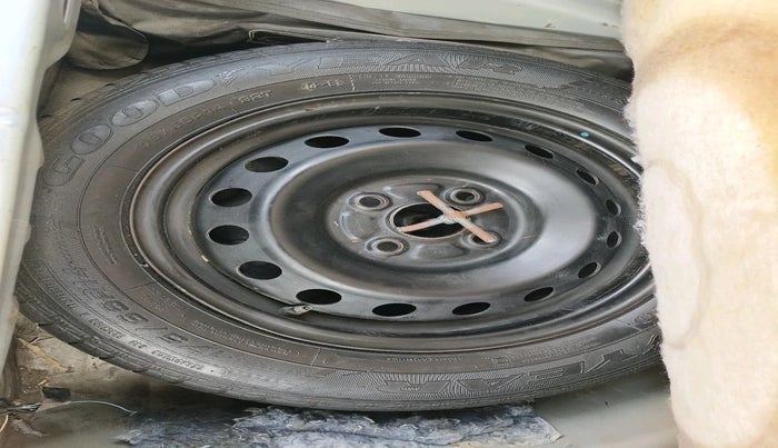 2017 Toyota Etios Liva V, Petrol, Manual, 65,215 km, tyre