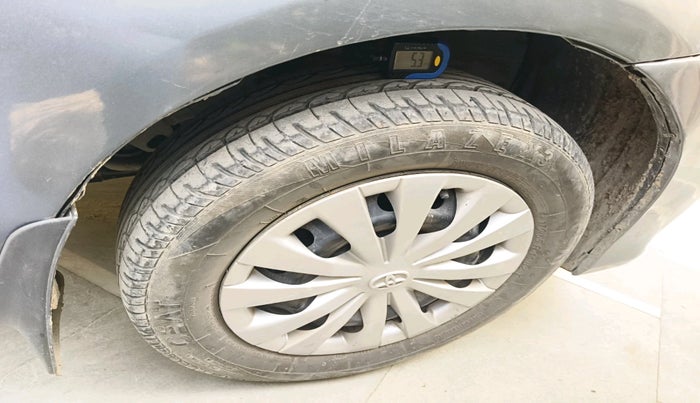 2017 Toyota Etios Liva V, Petrol, Manual, 65,215 km, tyre