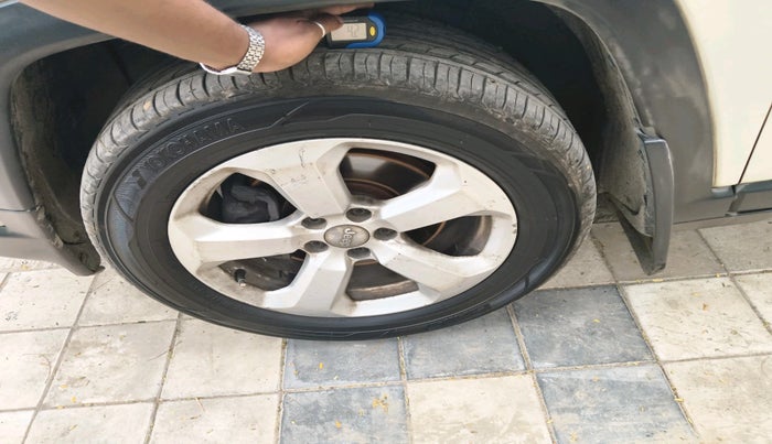 2020 Jeep Compass LONGITUDE PLUS 2.0 DIESEL, Diesel, Manual, 1,26,479 km, tyre