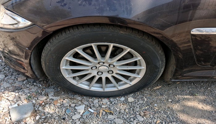 2014 Jaguar XF 2.2 DIESEL, Diesel, Automatic, 1,35,248 km, tyre