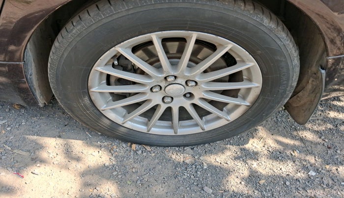 2014 Jaguar XF 2.2 DIESEL, Diesel, Automatic, 1,35,248 km, tyre