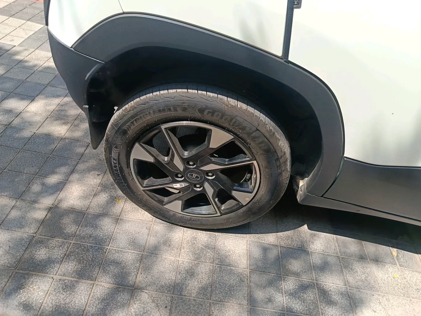 2025 Tata PUNCH Creative Plus (S) AMT, Petrol, Automatic, 11,202 km, tyre