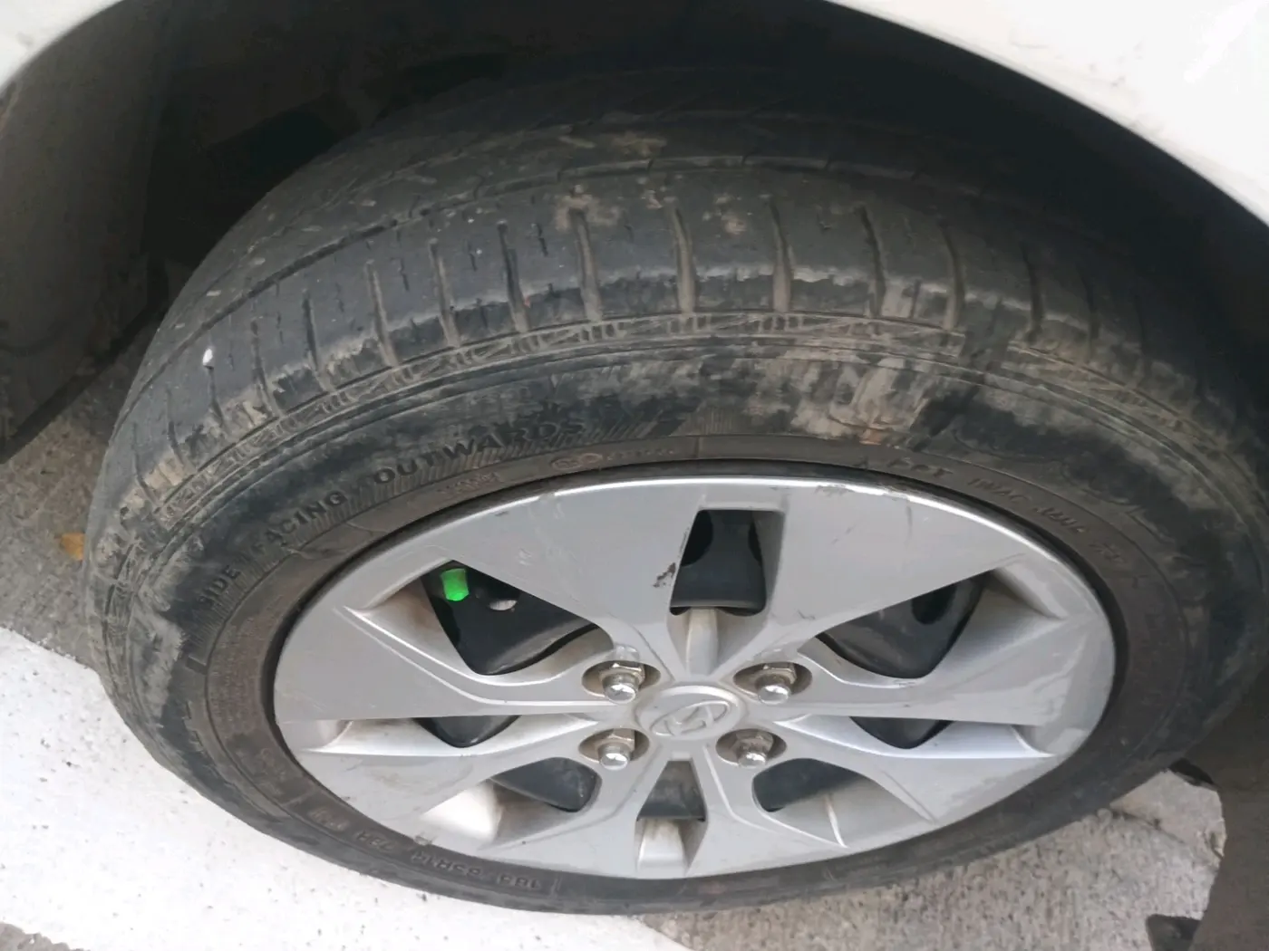 2014 Hyundai Xcent BASE 1.2, Petrol, Manual, 42,299 km, tyre