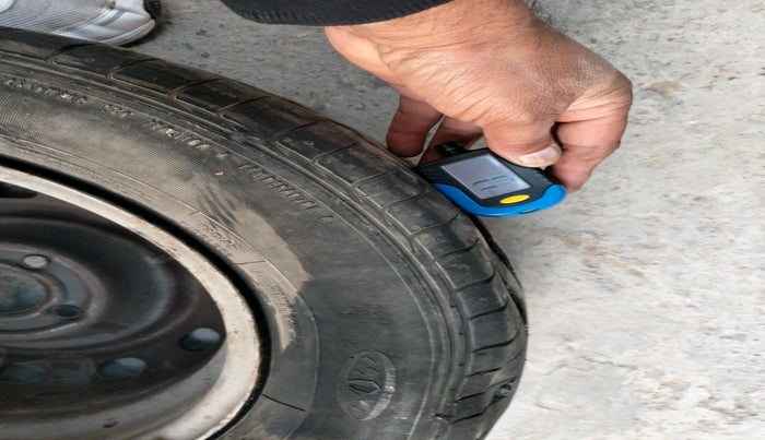 2016 Mahindra Kuv100 K6 D 6 STR, Diesel, Manual, 1,40,252 km, tyre