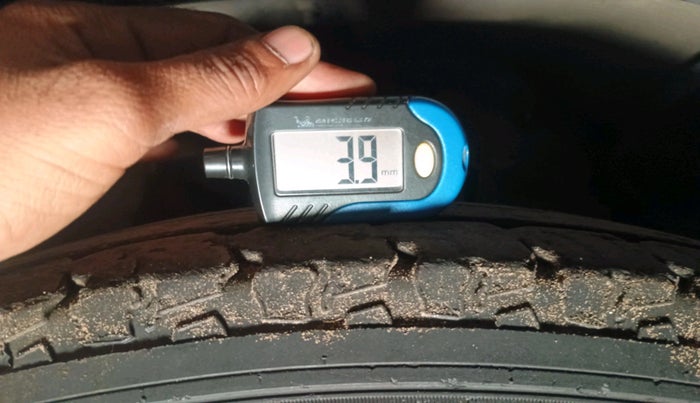 2017 Mahindra TUV300 T8 AMT, Diesel, Automatic, 1,34,752 km, tyre