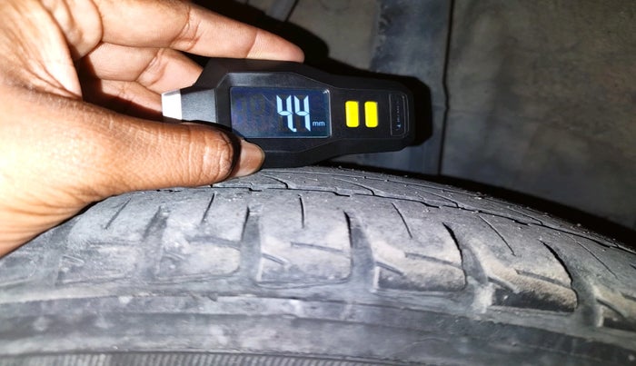 2015 Honda City 1.5L I-VTEC V MT, Petrol, Manual, 1,16,893 km, tyre