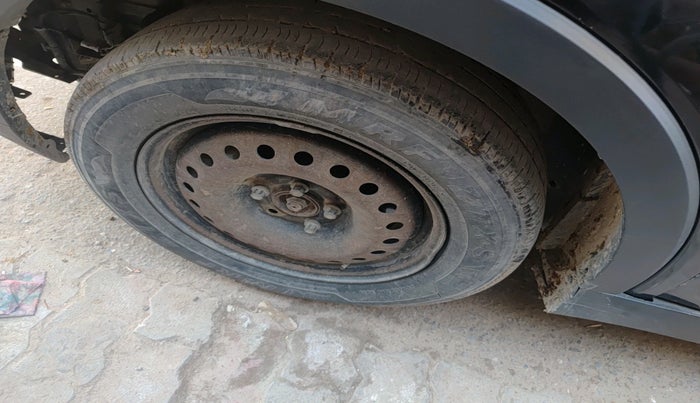 2019 Mahindra XUV300 W6 1.2 PETROL, Petrol, Manual, 1,34,014 km, tyre