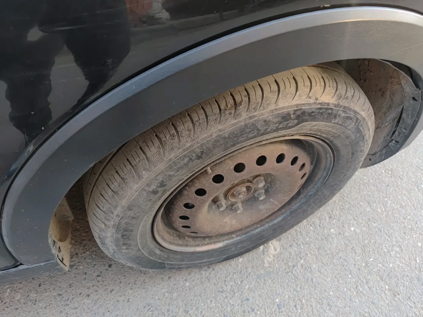 2019 Mahindra XUV300 W6 1.2 PETROL, CNG, Manual, 1,34,014 km, tyre