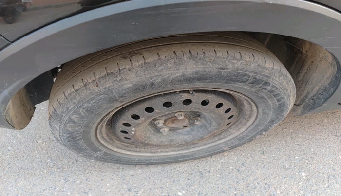 2019 Mahindra XUV300 W6 1.2 PETROL, Petrol, Manual, 1,34,014 km, tyre