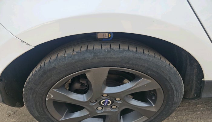 2014 Volvo V40 Cross Country D3, Diesel, Automatic, 95,163 km, tyre