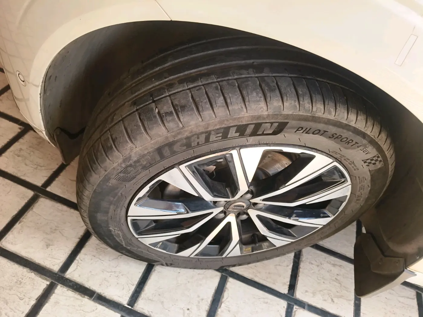 2025 Volvo XC 60 B5 Ultra, Petrol, Automatic, 25,148 km, tyre