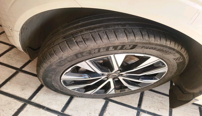 2025 Volvo XC 60 B5 Ultra, Petrol, Automatic, 25,148 km, tyre