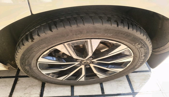 2025 Volvo XC 60 B5 Ultra, Petrol, Automatic, 25,148 km, tyre