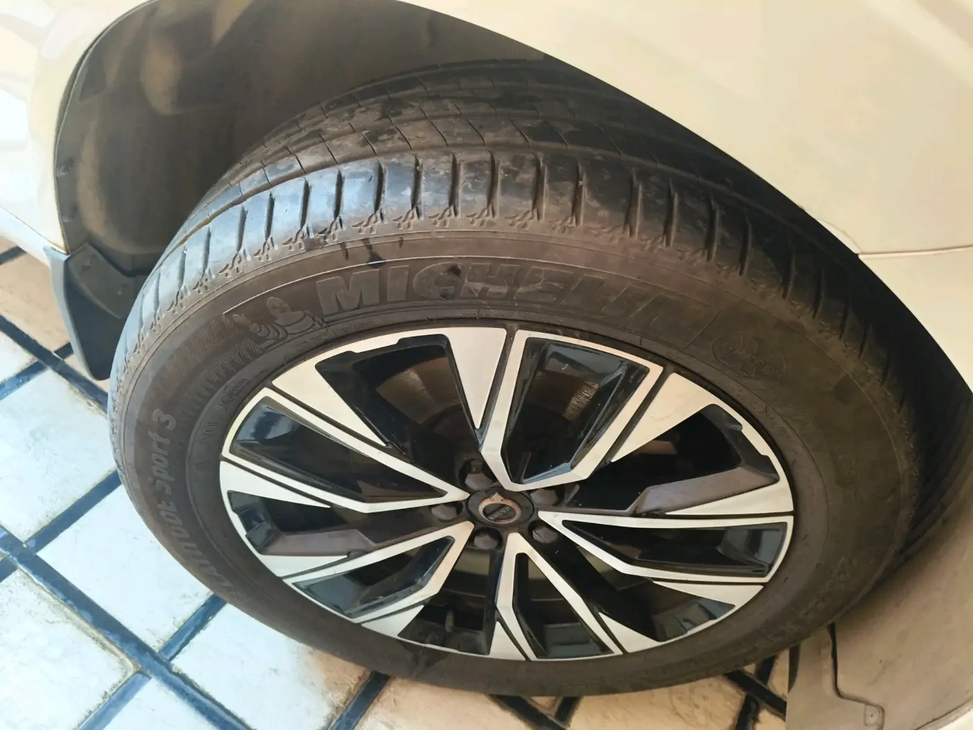 2025 Volvo XC 60 B5 Ultra, Petrol, Automatic, 25,148 km, tyre