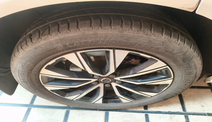 2025 Volvo XC 60 B5 Ultra, Petrol, Automatic, 25,148 km, tyre