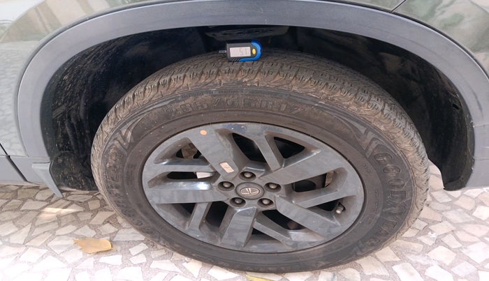 2021 Tata Harrier XZA PLUS 2.0L, Diesel, Automatic, 68,391 km, tyre