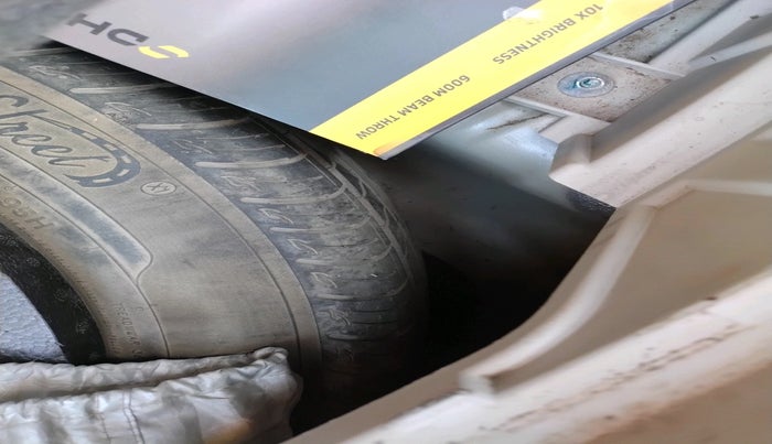 2019 Mahindra XUV300 W6 1.2 PETROL, Petrol, Manual, 90,010 km, tyre