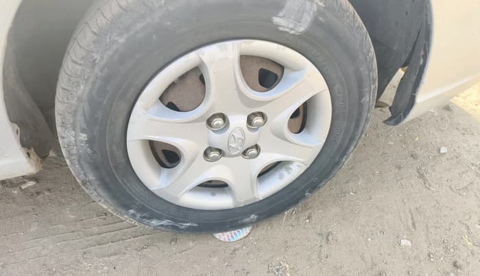 2003 Hyundai Accent GVS, CNG, Manual, 1,22,939 km, tyre