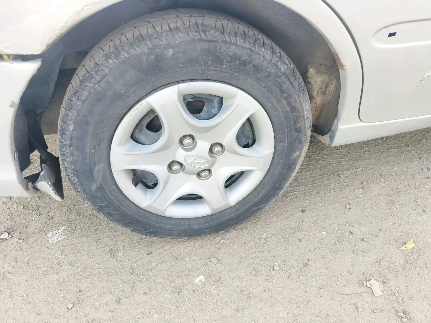 2003 Hyundai Accent GVS, CNG, Manual, 1,22,939 km, tyre