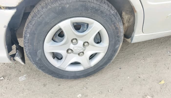 2003 Hyundai Accent GVS, CNG, Manual, 1,22,939 km, tyre