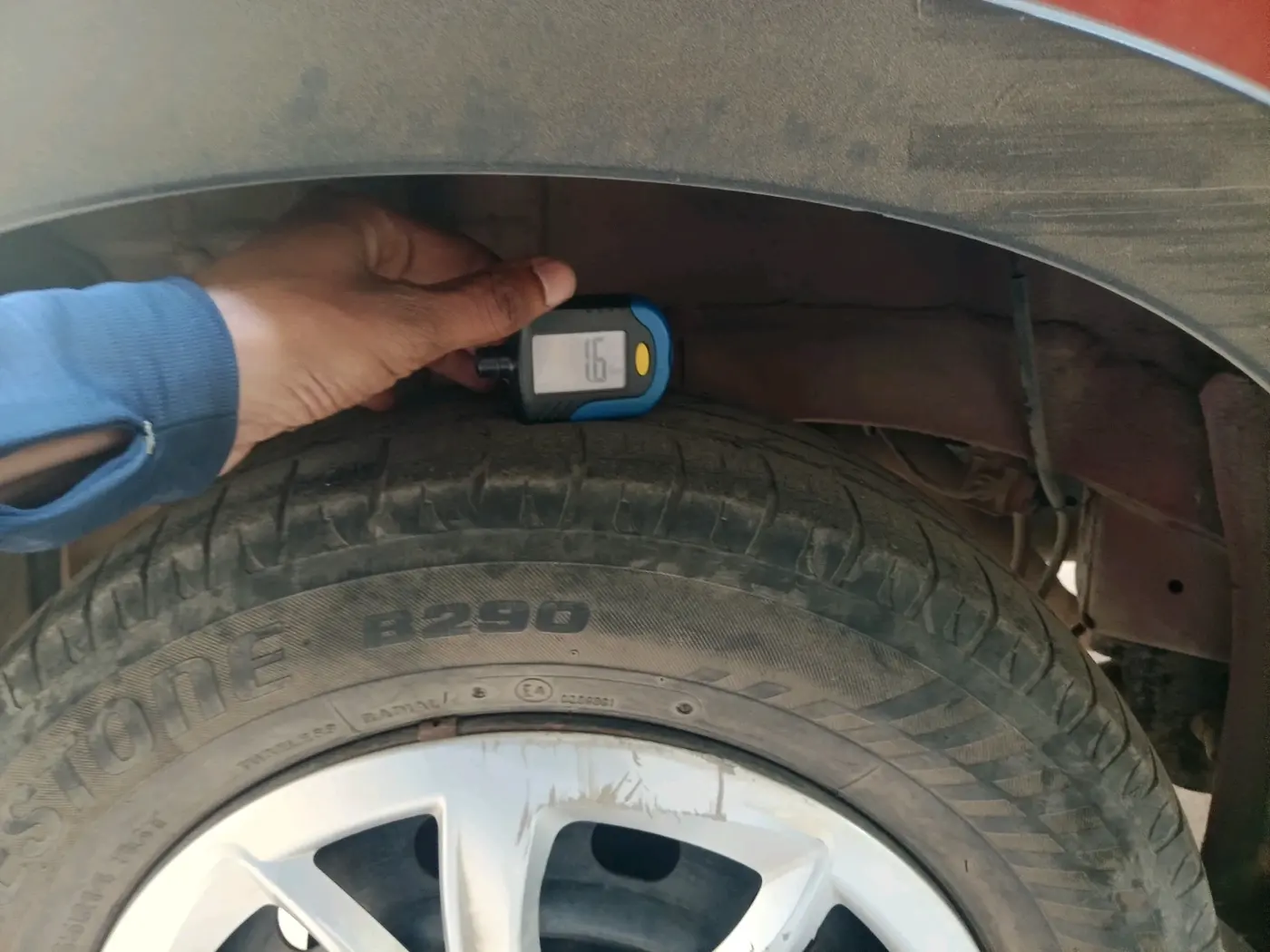 2016 Mahindra Kuv100 K6 6 STR, Petrol, Manual, 33,858 km, tyre