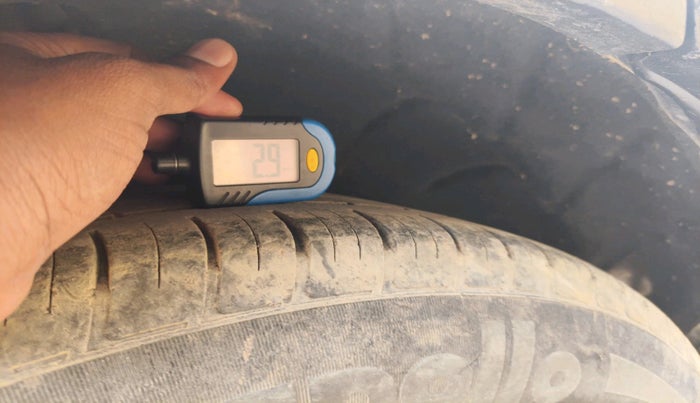 2013 Landrover Range Rover Evoque 2.2 DYNAMIC 5 DOOR, Diesel, Automatic, 1,01,612 km, tyre