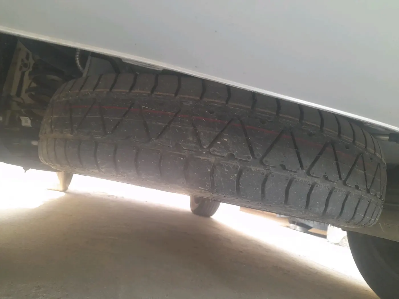 2024 Tata NEXON Fearless Plus (PS) 1.2 iCNG 6MT Dual Tone, CNG, Manual, 24,179 km, tyre