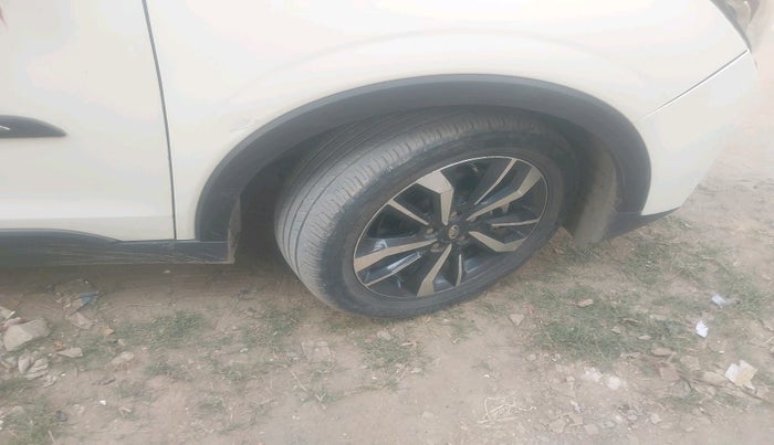 2020 Mahindra XUV300 W8 (O) 1.2 PETROL, Petrol, Manual, 64,165 km, tyre