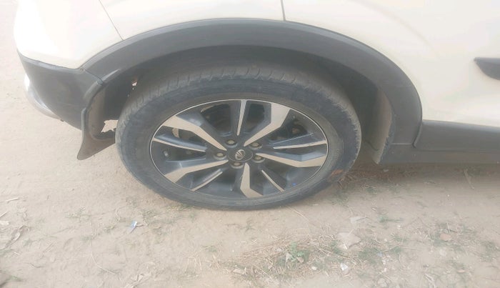 2020 Mahindra XUV300 W8 (O) 1.2 PETROL, Petrol, Manual, 64,165 km, tyre