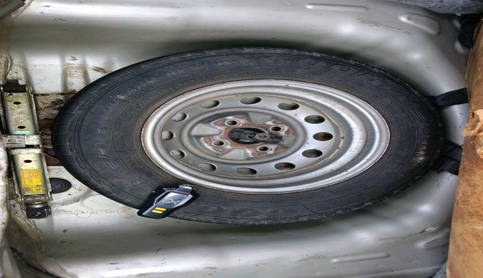 2011 Hyundai Eon ERA, Petrol, Manual, 87,047 km, tyre