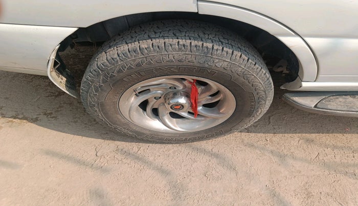 2014 Tata Safari 4X2 LX DICOR, Diesel, Manual, 1,20,253 km, tyre