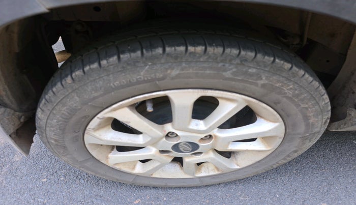 2017 Mahindra Kuv100 K8 6 STR, Petrol, Manual, 67,175 km, tyre