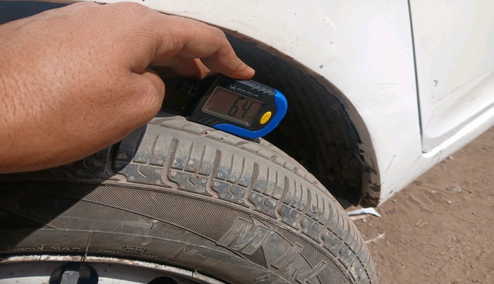 2015 Hyundai Eon ERA +, CNG, Manual, 64,021 km, tyre