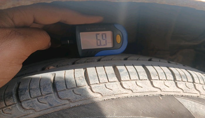 2015 Hyundai Eon ERA +, CNG, Manual, 64,021 km, tyre