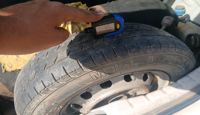 2015 Hyundai Eon ERA +, CNG, Manual, 64,021 km, tyre