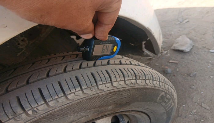 2015 Hyundai Eon ERA +, CNG, Manual, 64,021 km, tyre