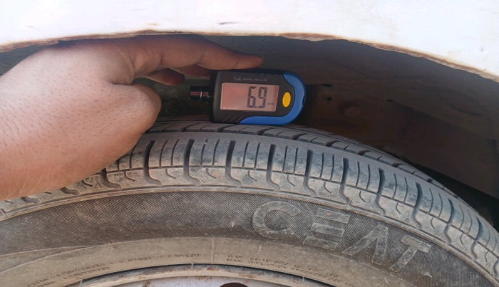 2015 Hyundai Eon ERA +, CNG, Manual, 64,021 km, tyre